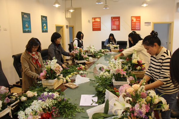 南疆地產(chǎn)舉辦“春暖花開 詩情花意”三八節(jié)插花活動