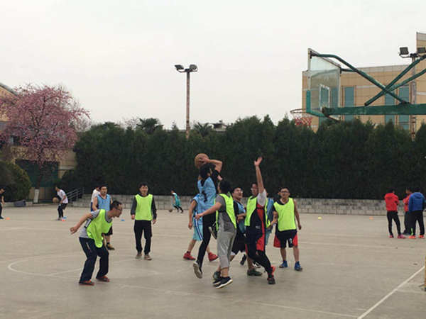 建工地產(chǎn)團支部與中國移動開展籃球友誼賽