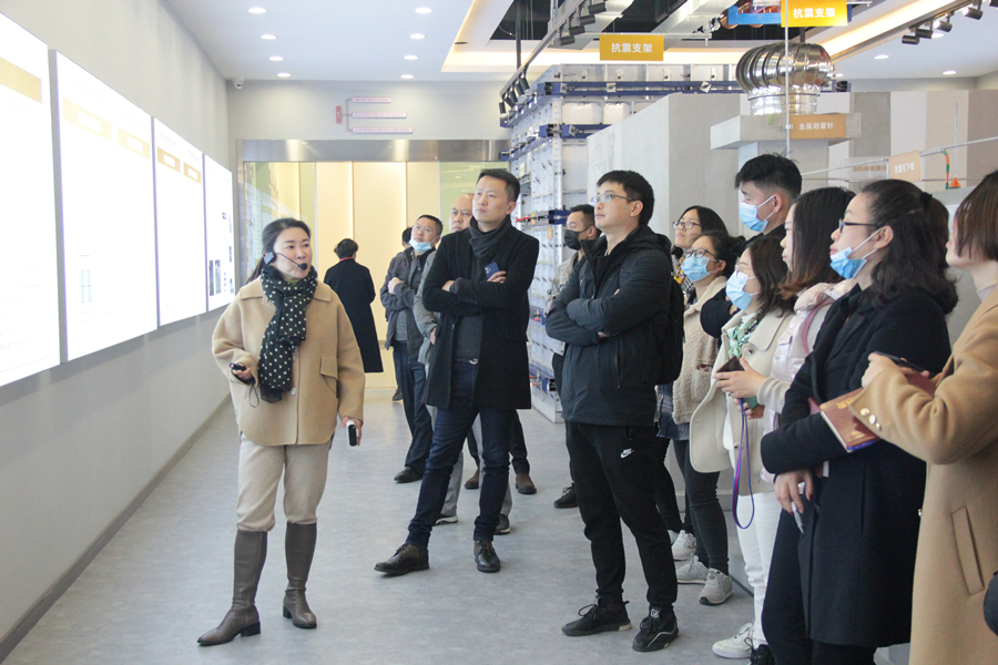 集團房地產(chǎn)開發(fā)企業(yè)到公司工藝工法展示廳參觀交流