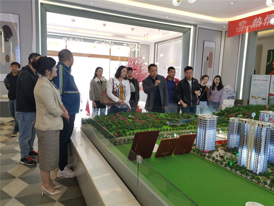 集團投融資部到康旅公司及清風(fēng)明月廣場項目調(diào)研