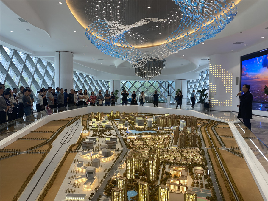 玉溪市百名專題培訓(xùn)班干部學(xué)員到玉溪高鐵新城參觀