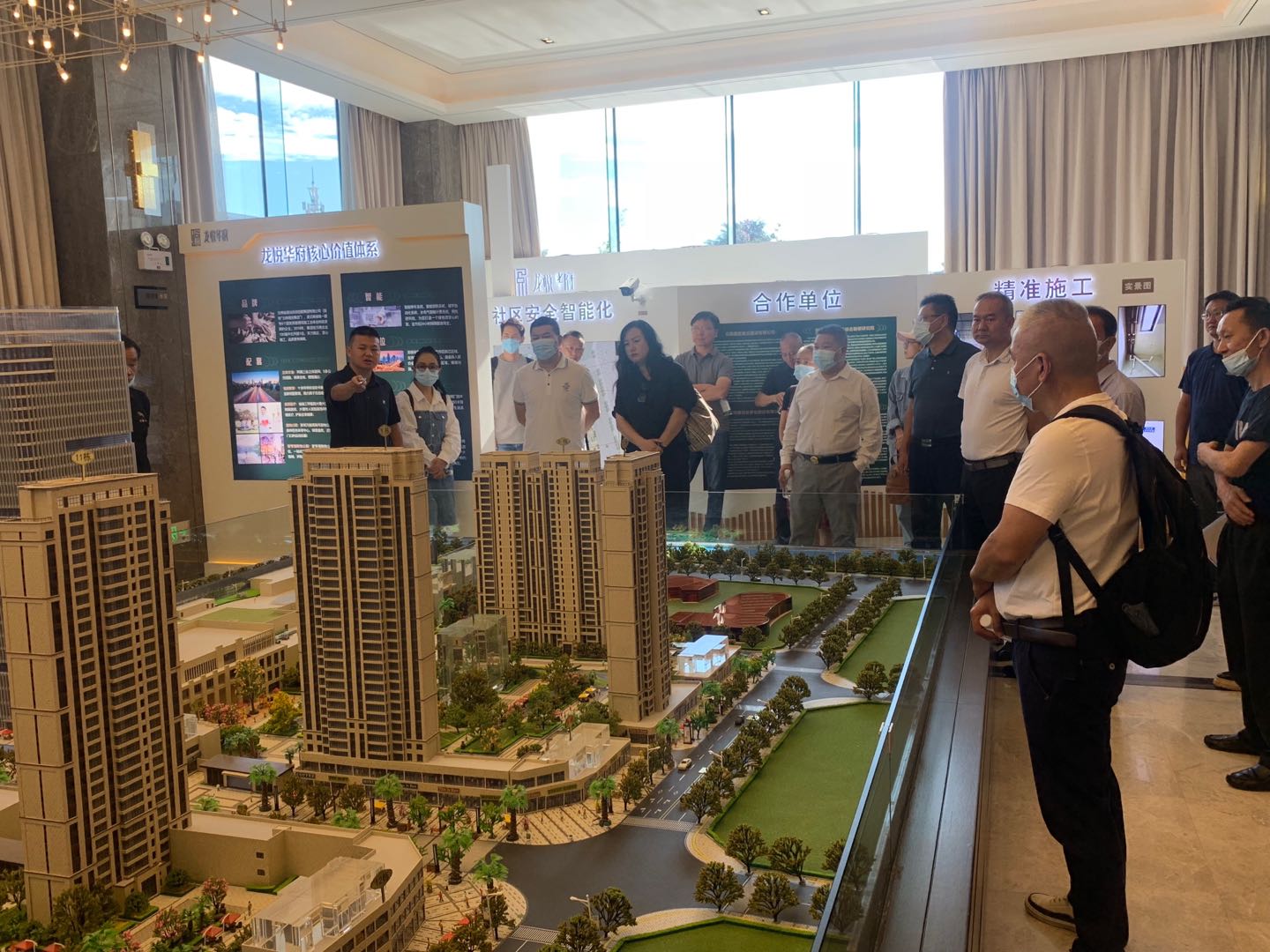 大理市各職能部門(mén)調(diào)研龍悅?cè)A府項(xiàng)目