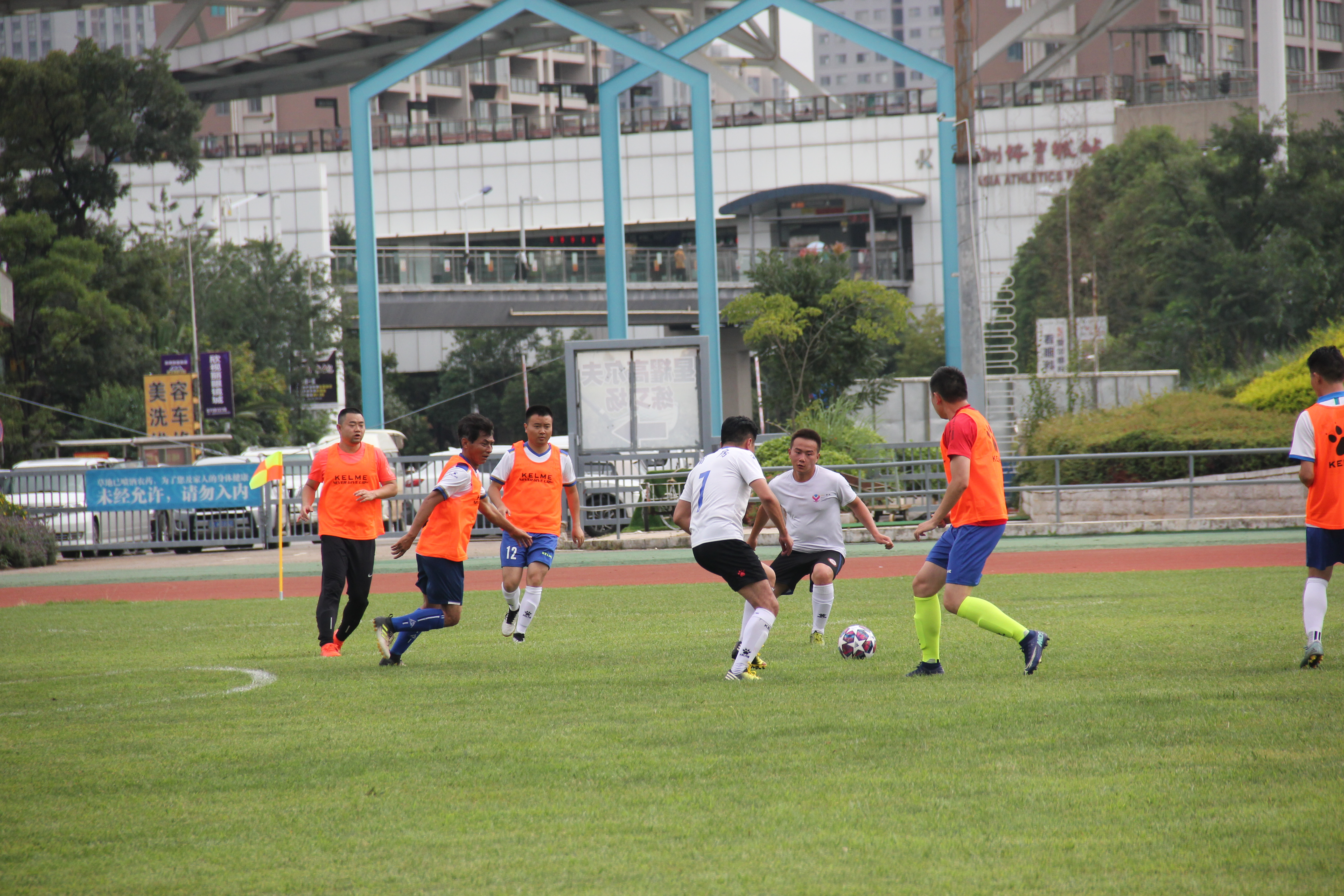 安裝股份公司和省房公司的足球健兒們齊聚新亞洲體育城綠茵場，獻上一場激烈精彩的足球友誼賽。