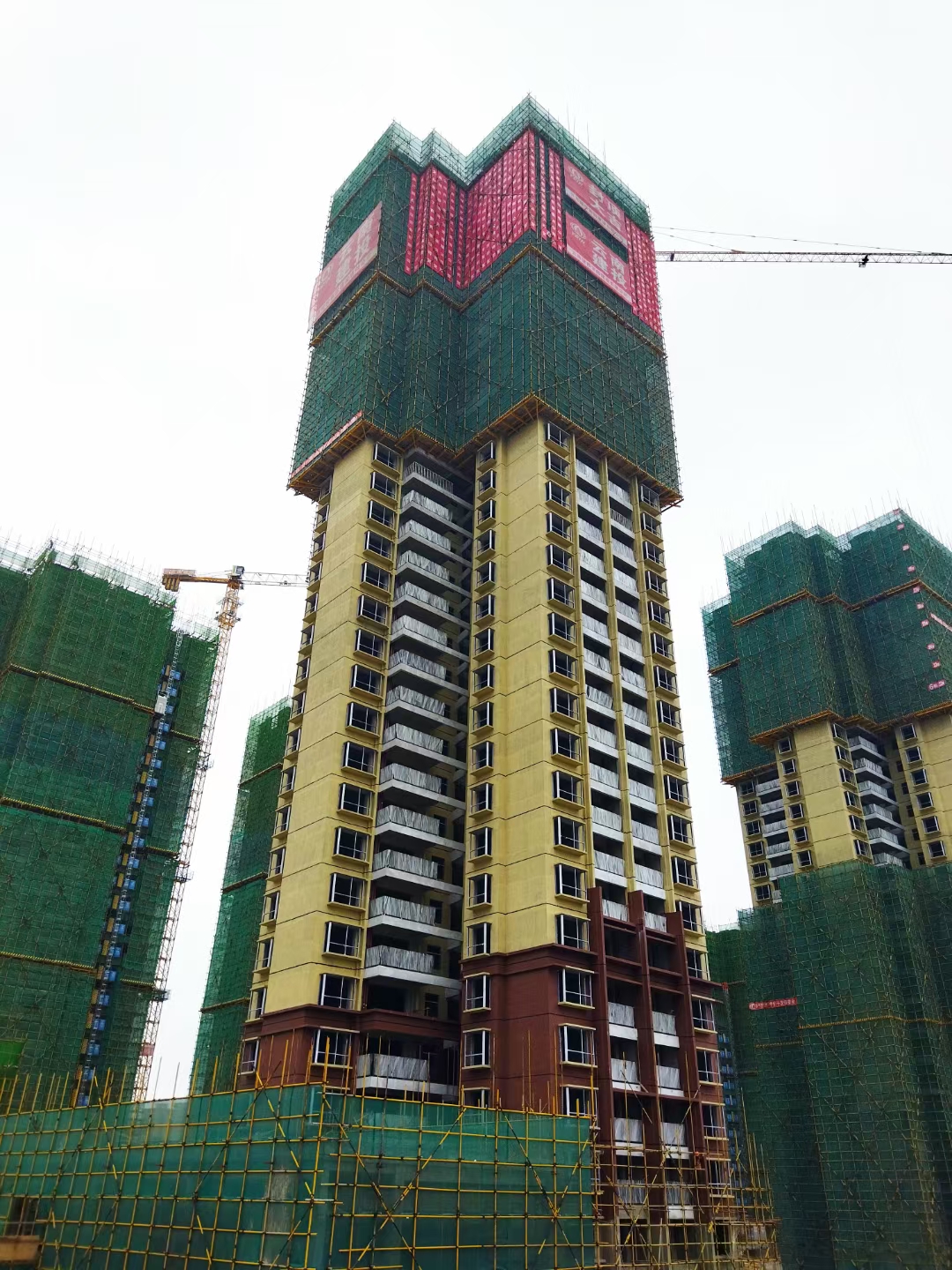 文山分公司西山中寨安置房項目5棟號順利封頂