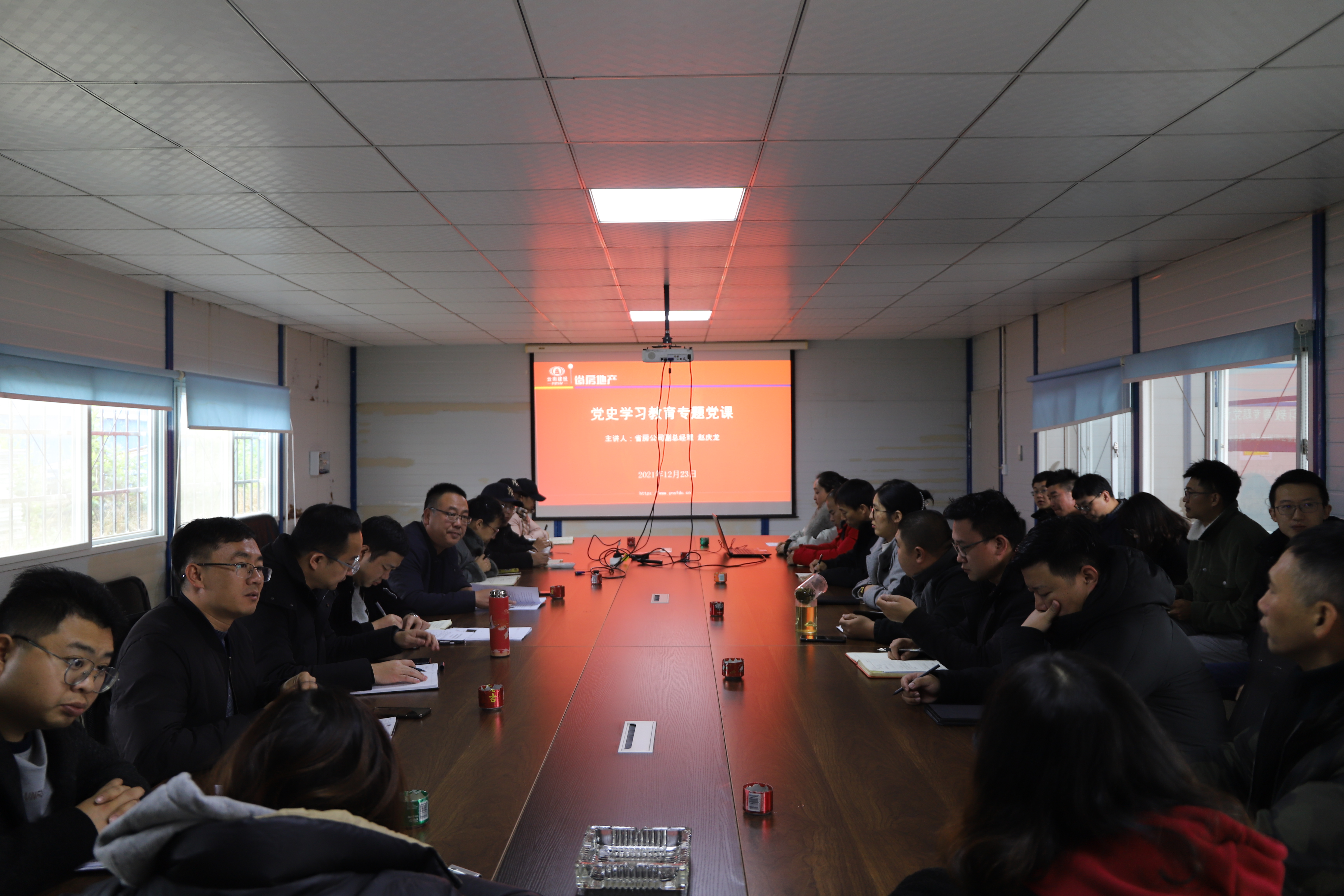 趙慶龍為玉溪高鐵新城項(xiàng)目干部職工講黨課