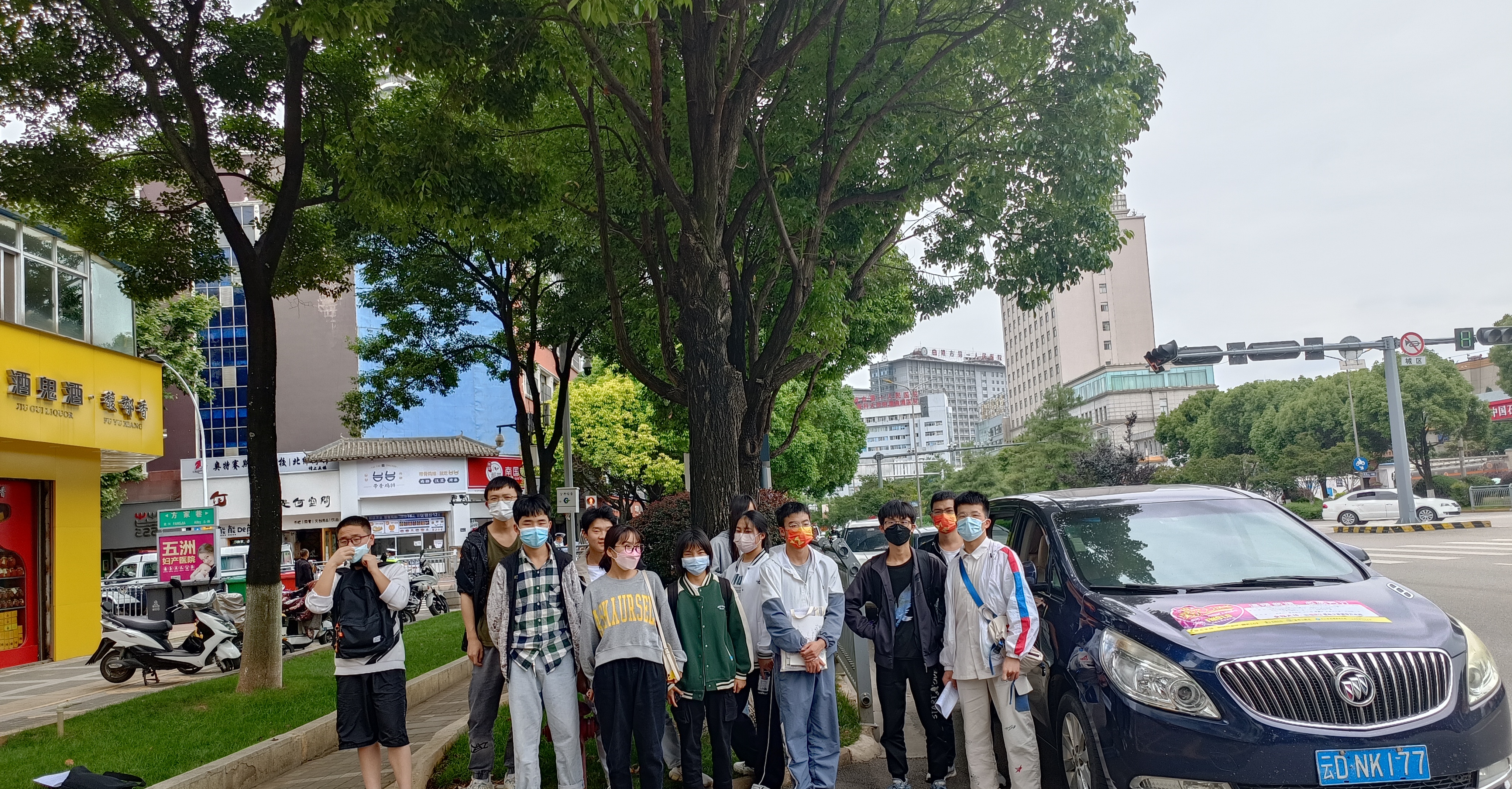 曲靖片區(qū)參加“愛(ài)心送考”志愿服務(wù)