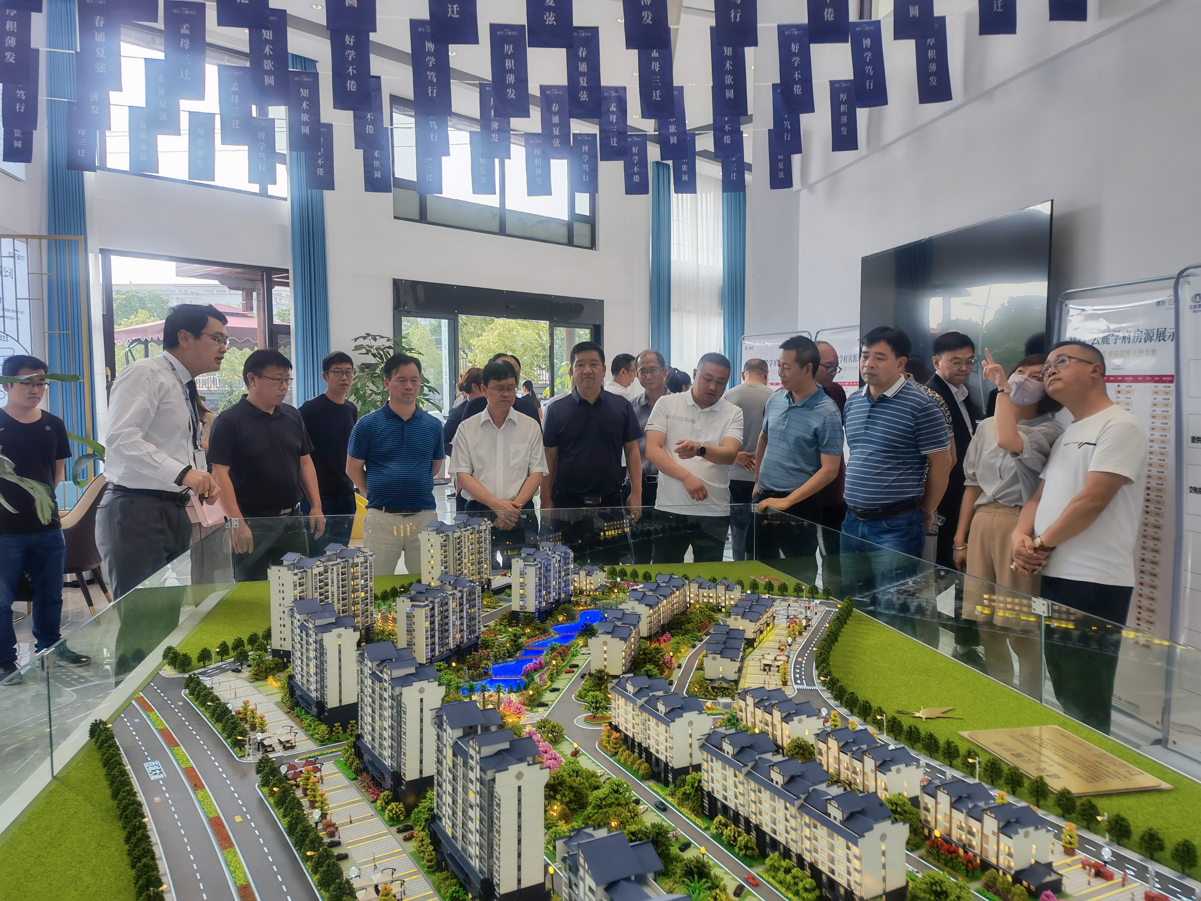 石林縣人民政府領(lǐng)導(dǎo)調(diào)研小組調(diào)研建投·云麓學(xué)府項(xiàng)目