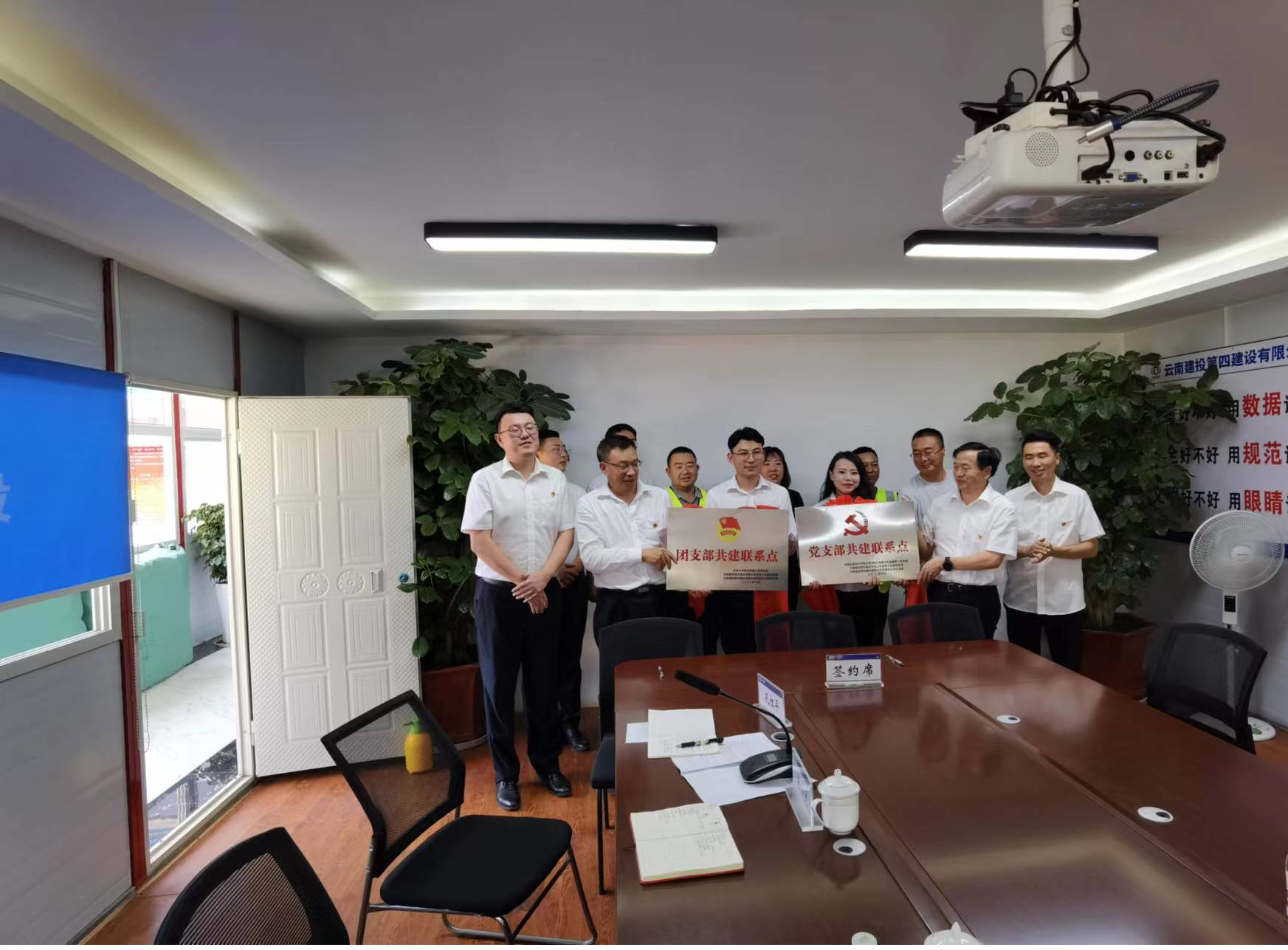 直屬一支部與四公司滑模分公司、直管十五部、安一分公司、安三分公司黨支部、團(tuán)支部舉行“結(jié)對共建”簽約儀式