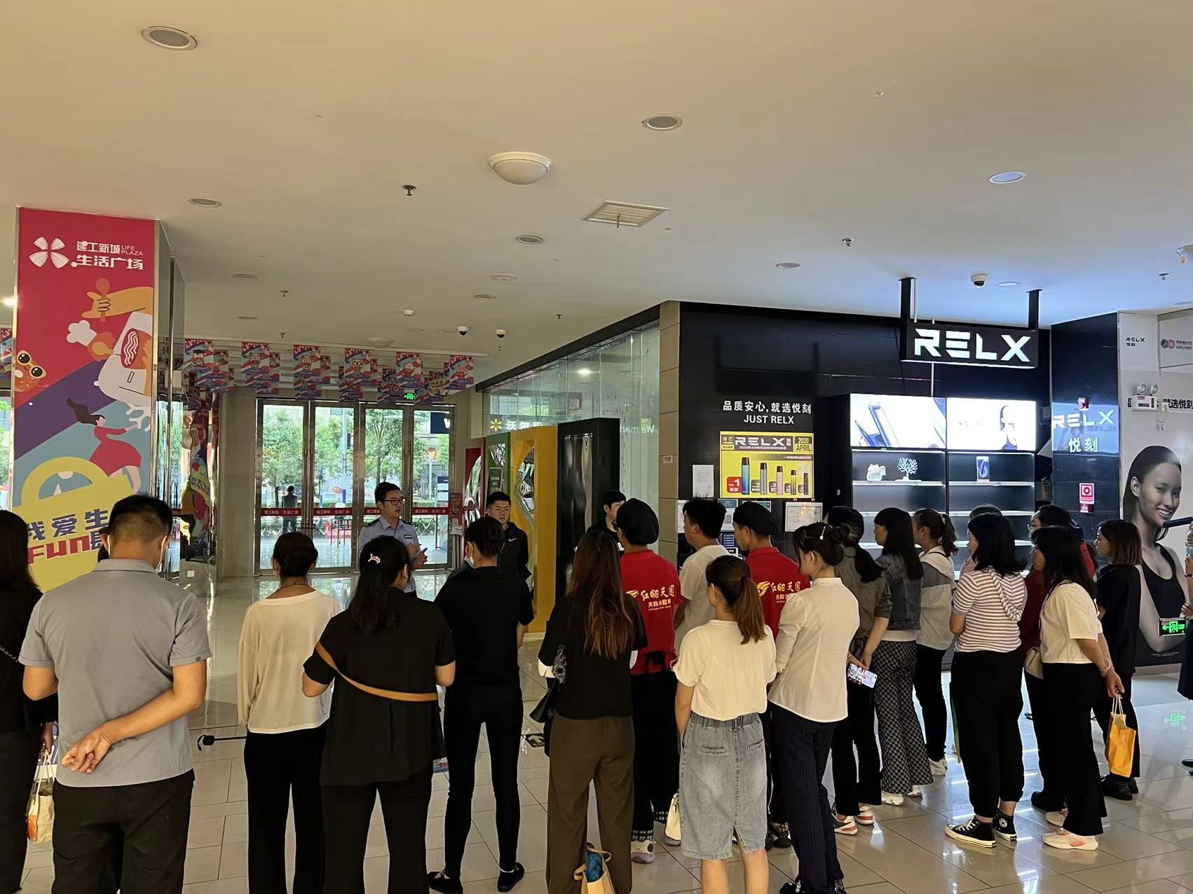 昆明經(jīng)開區(qū)公安分局聯(lián)合建工新城生活廣場開展“警商騎”活動(dòng)