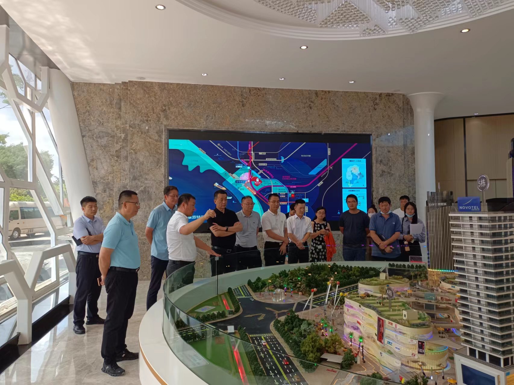 呈貢區(qū)委常委、常務副區(qū)長劉曉航一行到滇SHOW項目調研