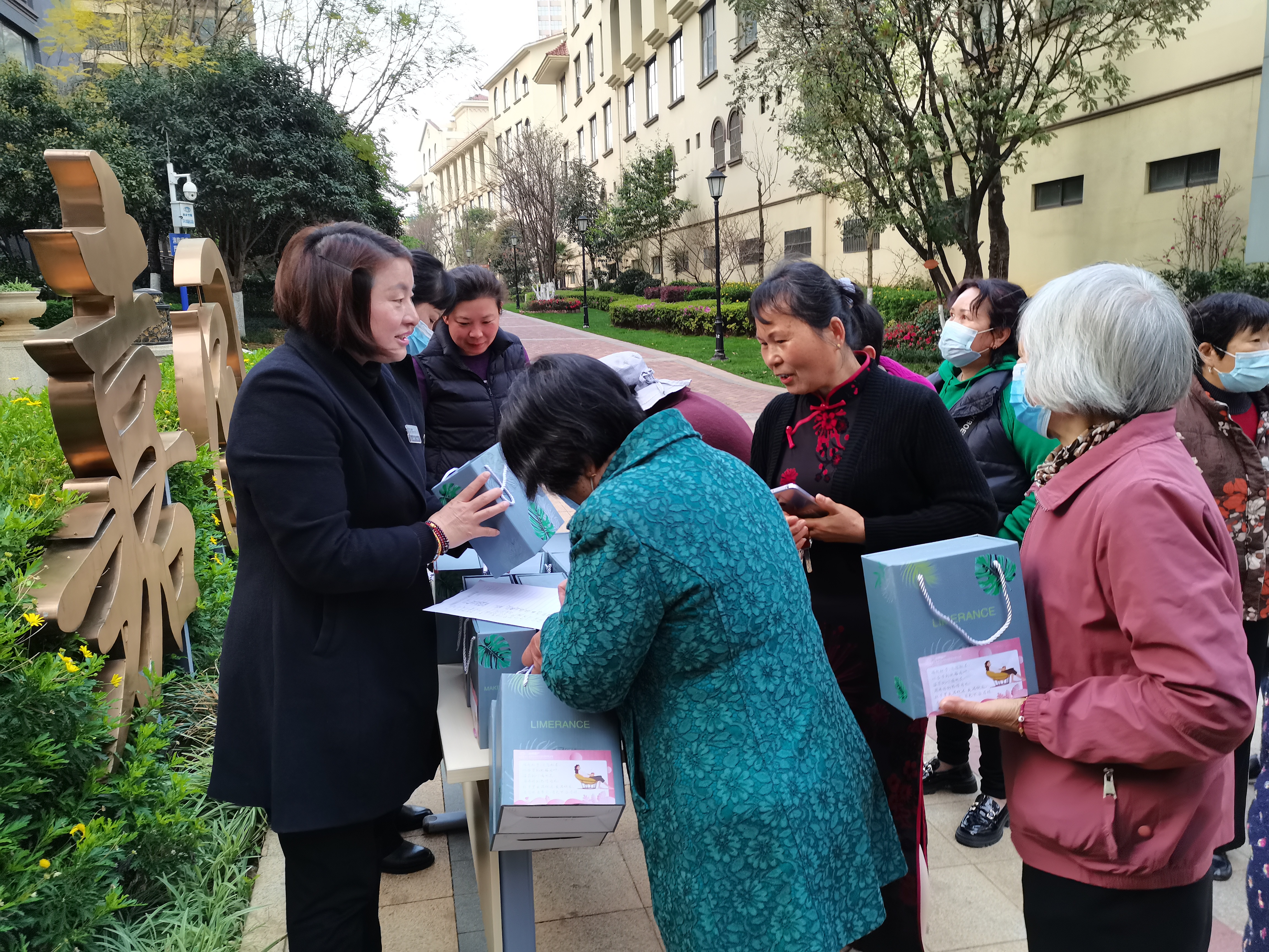 興錦嘉園 送杯子.jpg