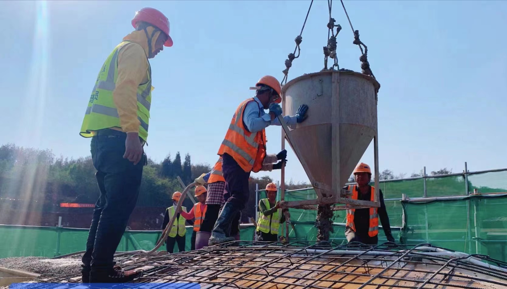 陽宗海片區(qū)建投·云院項(xiàng)目首棟合院順利封頂