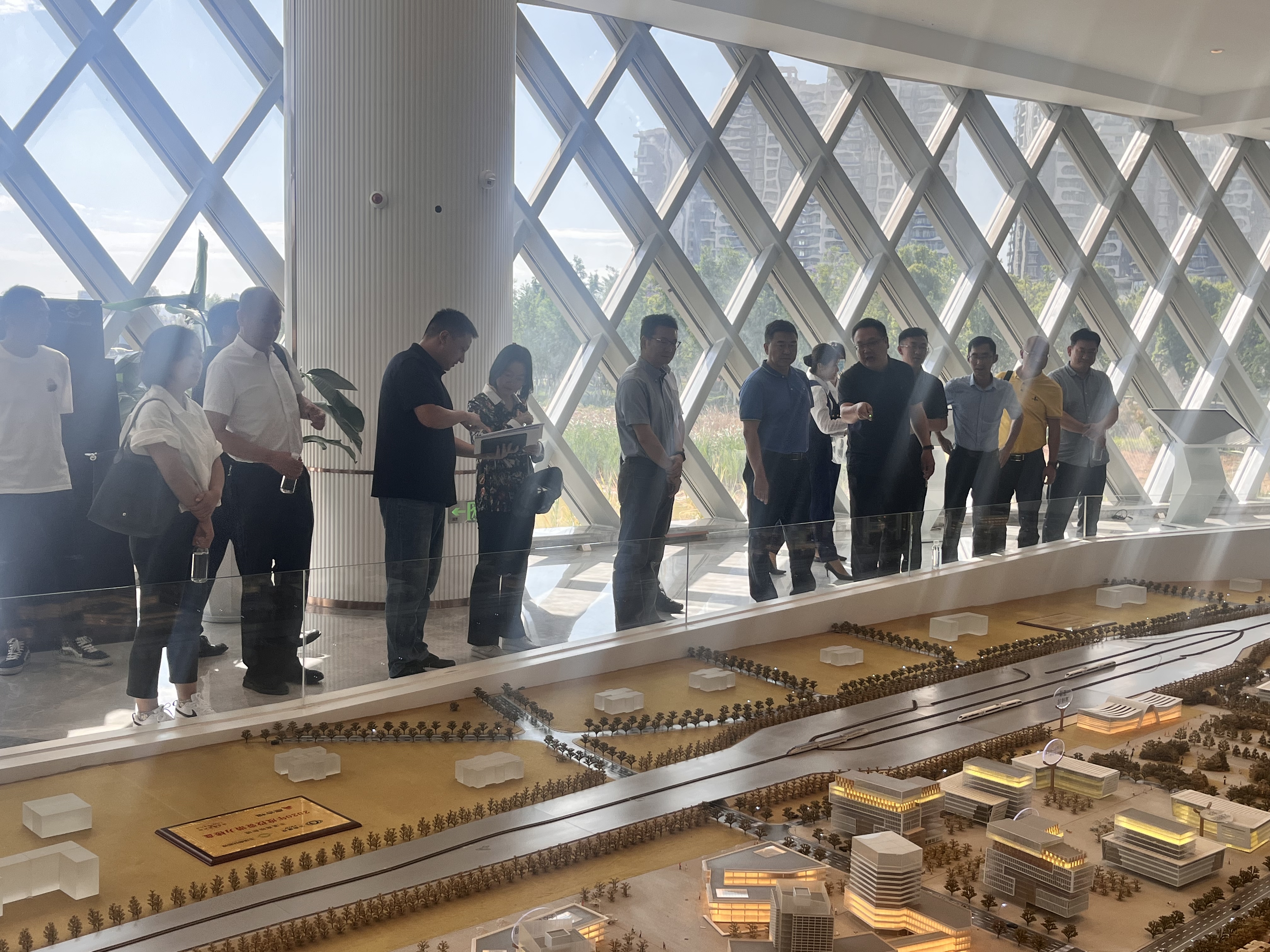 玉溪市副市長龍正涌率隊到玉溪高鐵新城項目調(diào)研