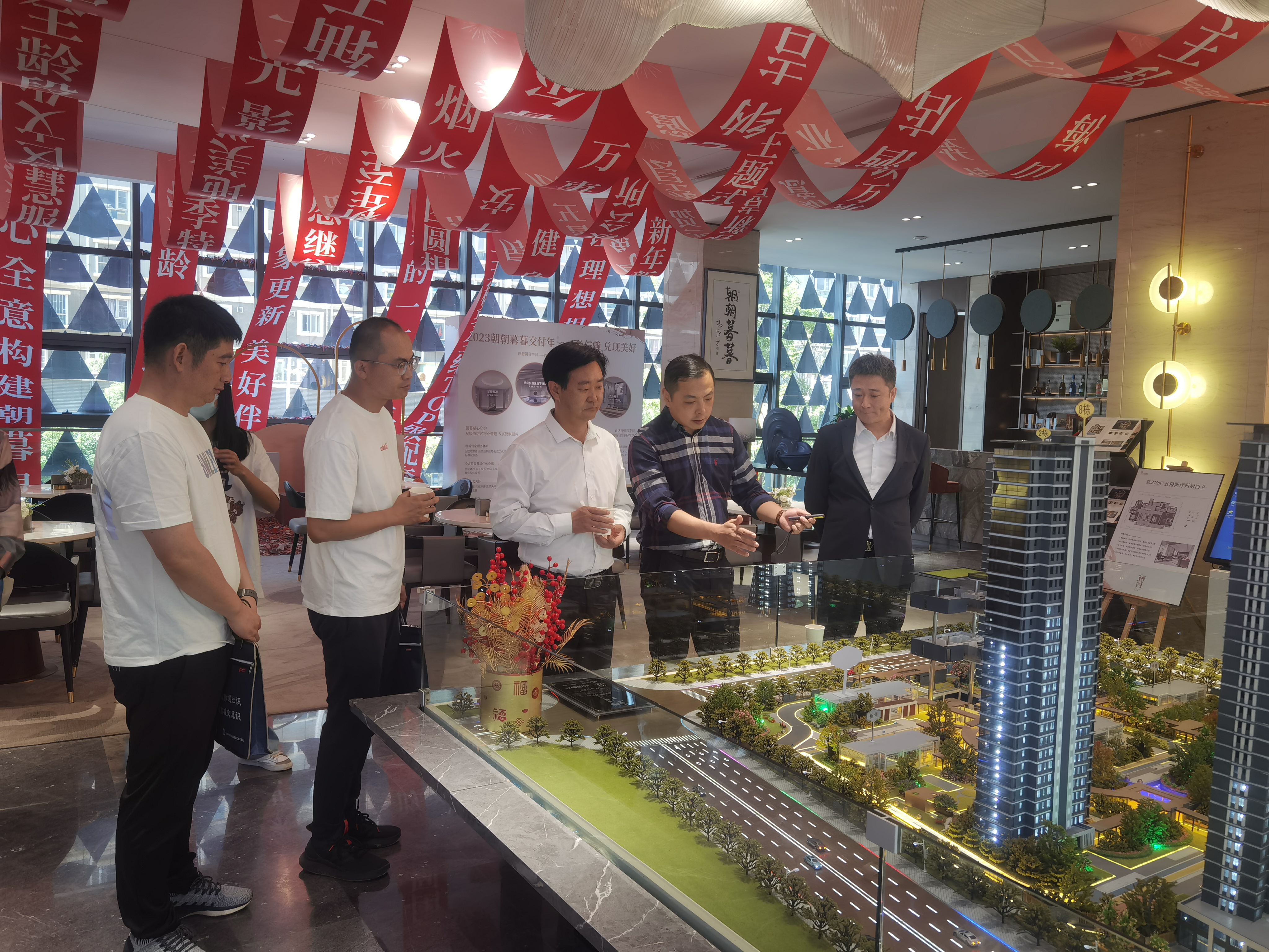 昆明滇池國(guó)家旅游度假區(qū)黨群工作部部長(zhǎng)許加健到朝朝暮暮調(diào)研