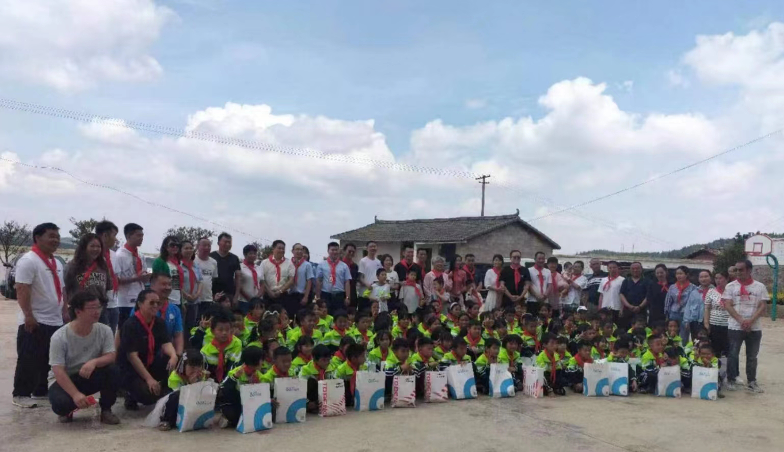 集團鄉(xiāng)村振興駐村工作隊開展“六一”慰問活動