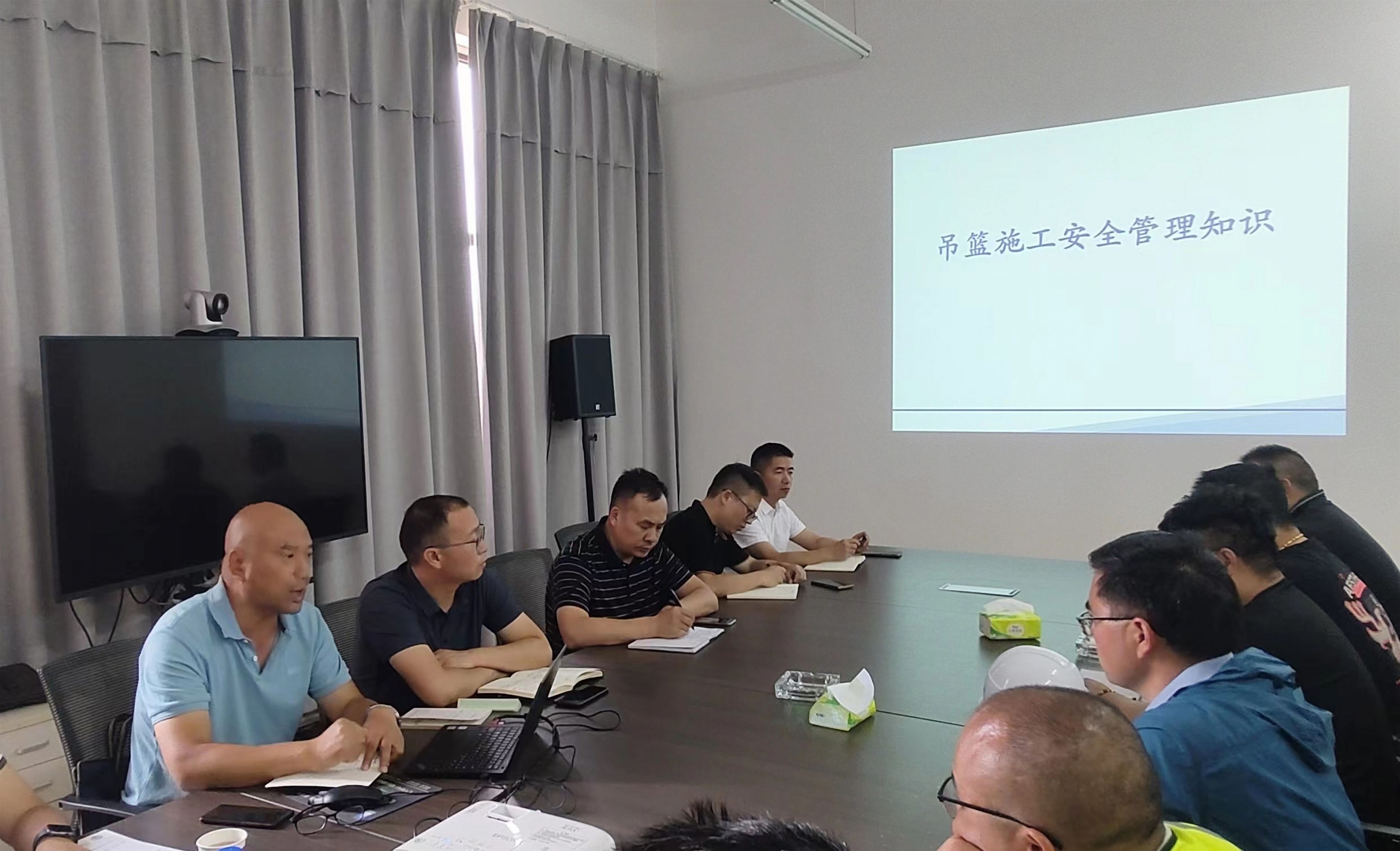 李榮華到興冶廣場(chǎng)項(xiàng)目開(kāi)展吊籃使用安全規(guī)程培訓(xùn)