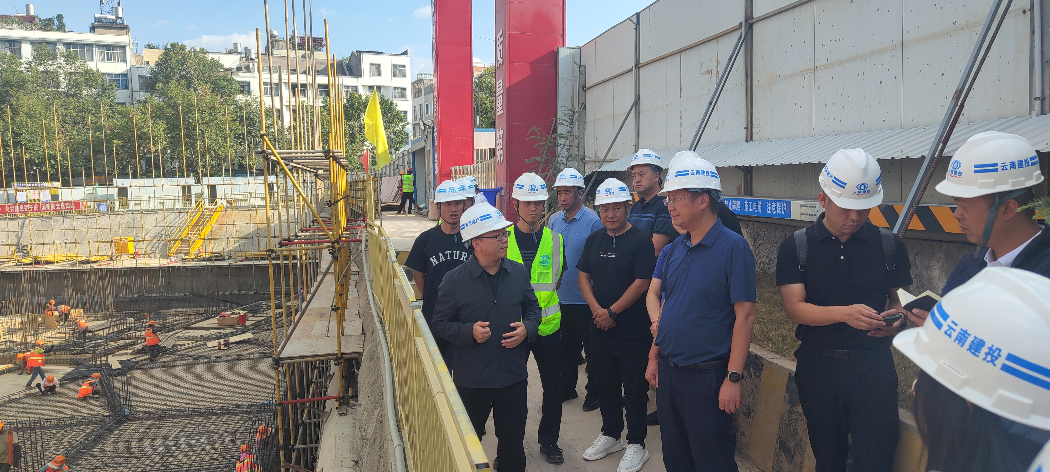 麒麟?yún)^(qū)委副書(shū)記、區(qū)長(zhǎng)張忠文到曲靖片區(qū)東門(mén)街項(xiàng)目調(diào)研