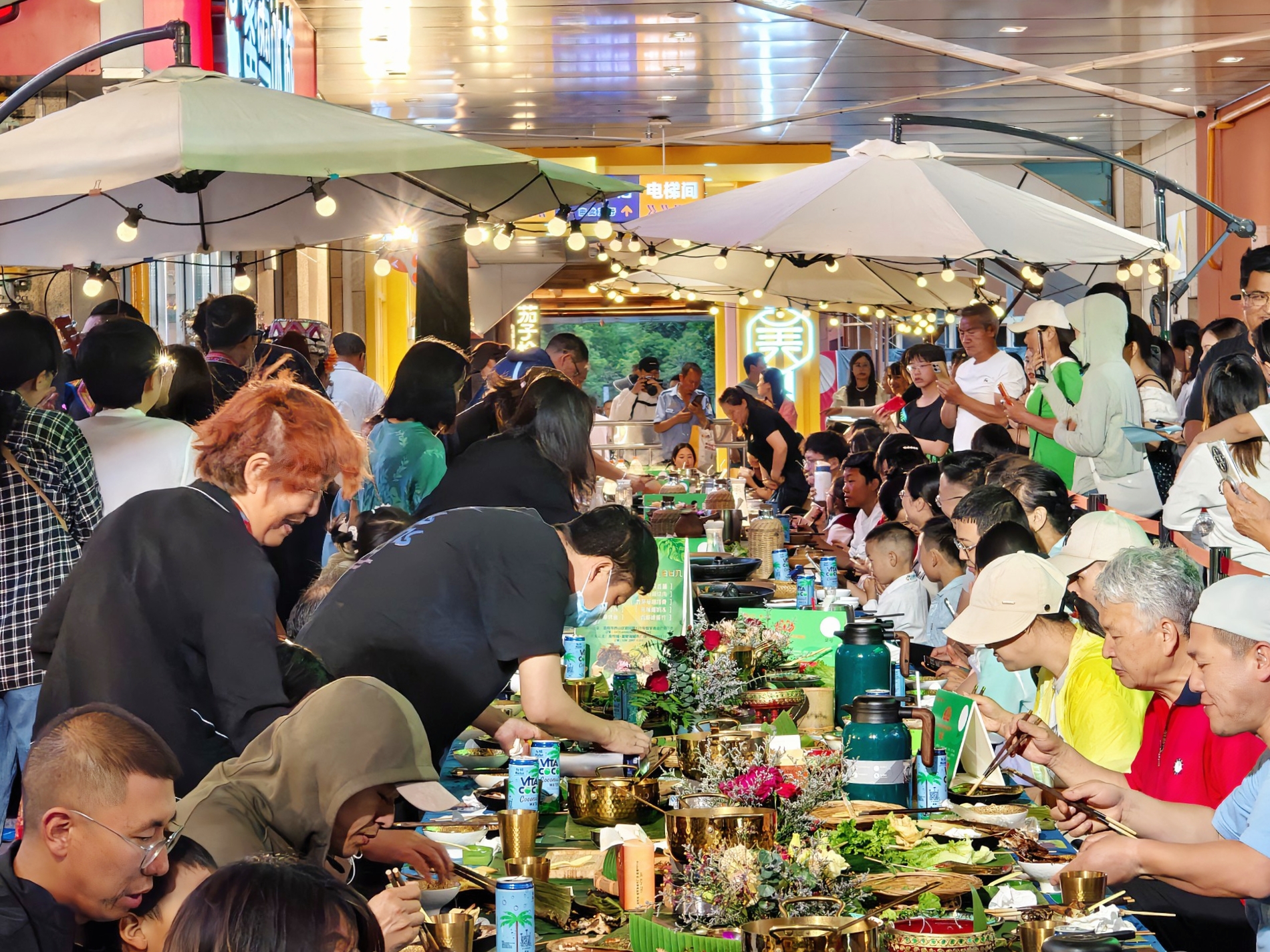昆明南悅城愛(ài)琴海城市廣場(chǎng)首屆長(zhǎng)街宴 “滇”出民族情