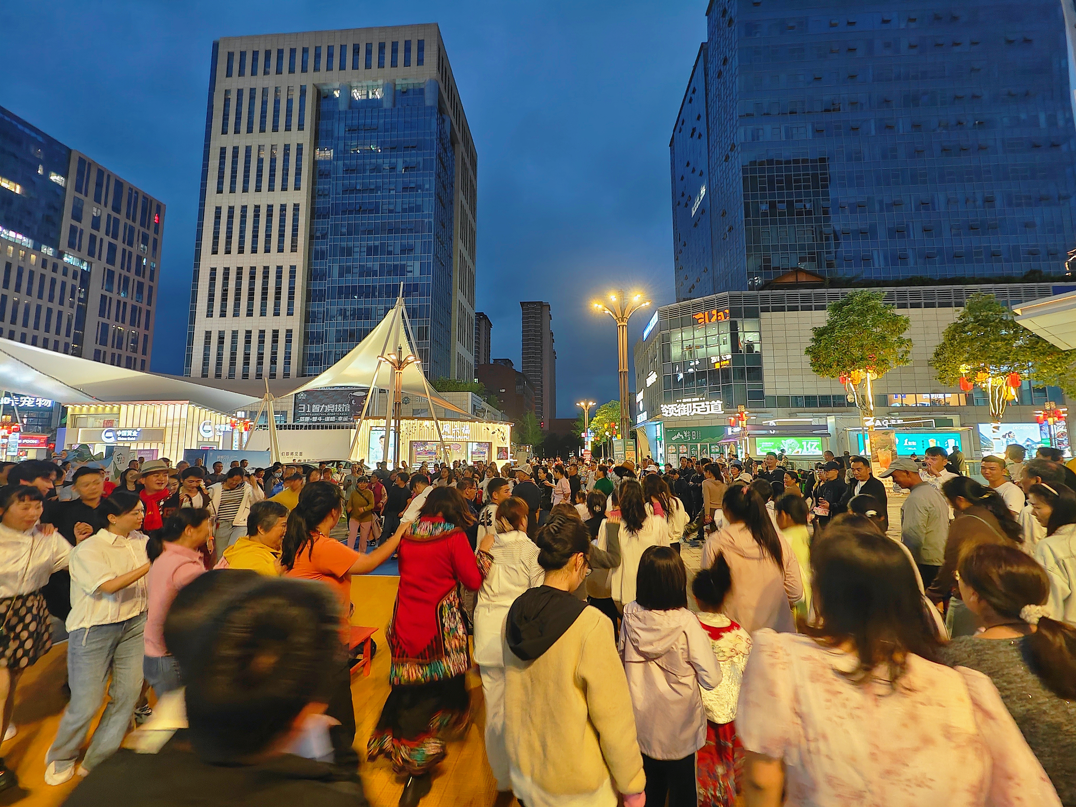 昆明南悅城愛(ài)琴海城市廣場(chǎng)開(kāi)展長(zhǎng)街宴 2.0 “粽”享人生活動(dòng)